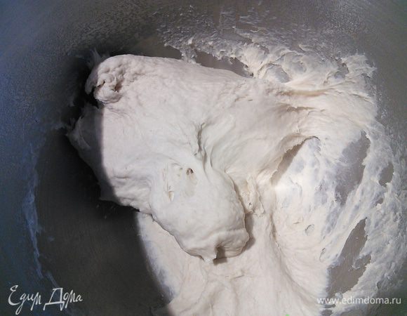 Тесто накройте плёнкой и поставьте в холодильник на сутки. 