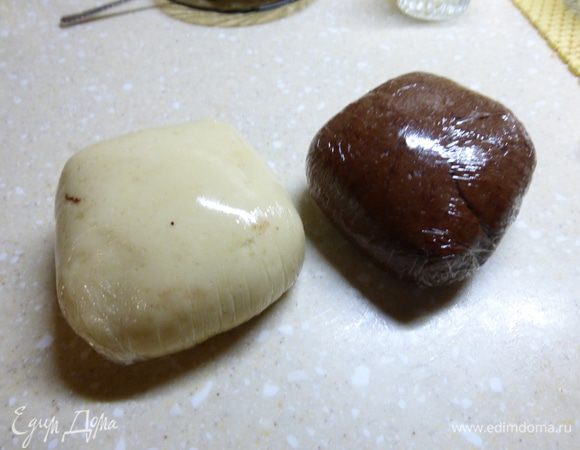 Готовое тесто разделить на две половины. В одну половину добавить 3-4 ложки какао. Полученное тесто завернуть в пленку и убрать в холодильник на 30 минут.