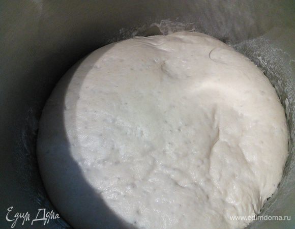 По истечении 24 часов достаньте тесто из холодильника,