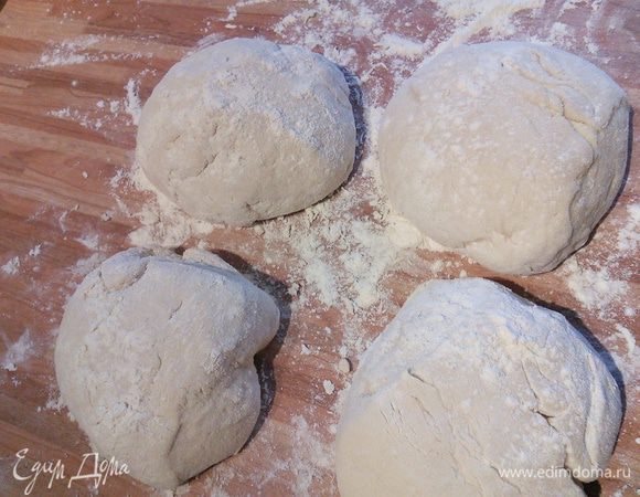 Разделите на 4 части. Скатайте в шарики и оставьте по плёнкой на 15 мин отдохнуть. Теперь шарик рукой немного его распластайте, чтобы он превратился в плоский круг, поворачивайте его в воздухе как руль в одном направлении по кругу кусочек за кусочком. Не тяните, достаточно силы тяжести самого теста. У вас должен получиться лаваш примерно 0,5 см высотой. Рант в этом случае получается немного утолщенным. 