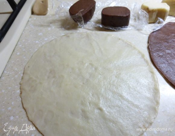 Пока печется один корж, я успевала раскатать другой. Коржи пекутся при t 170-180 градусов минут 7, но все зависит от вашей духовки.