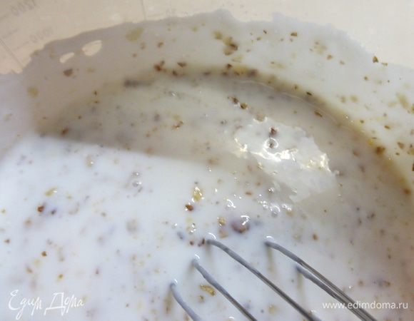 К сметане (1,5 стакана ) добавляем стакан сахара. Хорошо перемешиваем до растворения сахара, добавляем в полученную массу орехи. Крем получается достаточно жидкий, но это нормально.