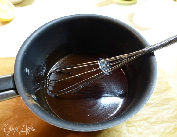 Для верхнего (белого) коржа готовим глазурь.4 ч .л. какао, 4 ст. л. молока, 4 ст. л. сахара размешать и довести до кипения, после чего добавить 50 г.сливочного масла и ванилин. 