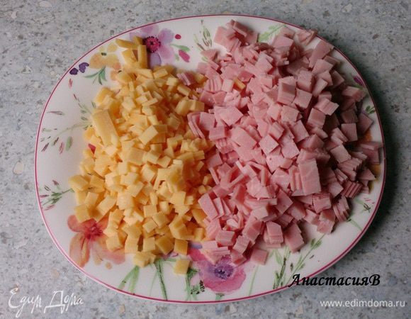 Ветчину и 100г сыра нарезать маленькими кубиками, оставшийся сыр натереть на терке.