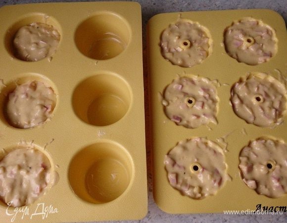 Форму для маффинов смазать сливочным маслом, выложить тесто (если не выкладывать до краев, а на 2/3 заполнять, то получиться 10 штук).