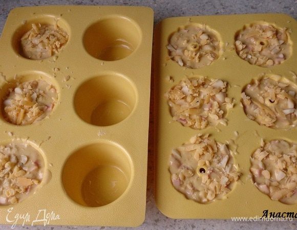 Посыпать тертым сыром и оставшимся орехом.