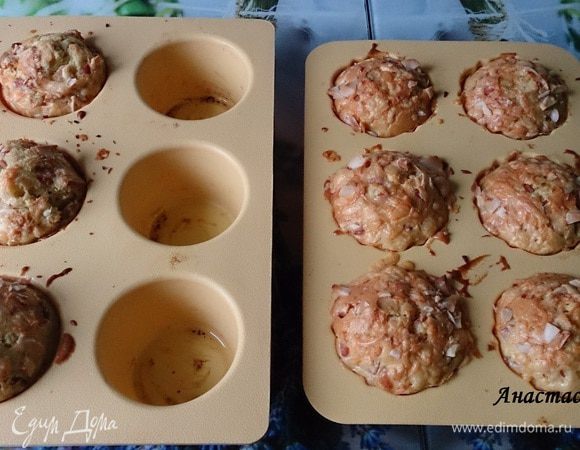 Выпекать в предварительно разогретой до 180 градусов духовке около 30-40 минут до золотистого цвета.