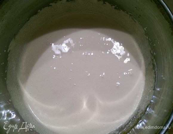 3 желтка взбиваем с сахаром до белого цвета.