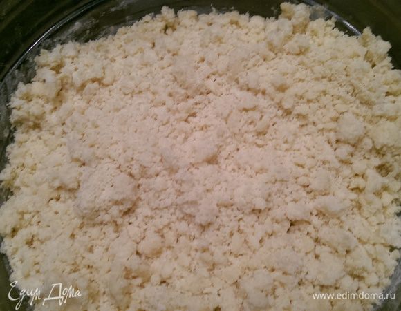 В полученную смесь нарезать кусками масло, добавить соль, соду (погасить), потихоньку добавлять муку.
Тесто должно получиться рассыпчатым.