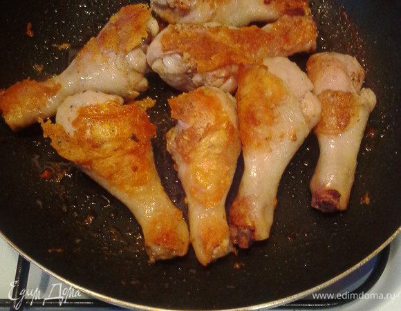 Одновременно обжариваем на другой сковороде куриные ножки (голени), посолить и поперчить по вкусу. Обжаривать со всех сторон до румяной корочки.