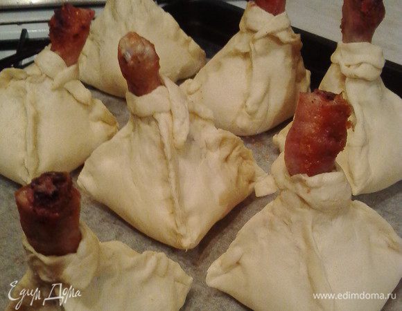 Выкладываем получившиеся мешочки на пергамент на противень и отправляем в разогретую до 180° духовку на 20 минут.