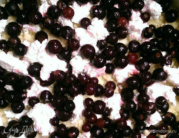 Сверху творога насыпаем ягоды и равномерно аккуратно распределяем по поверхности.