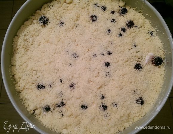 Оставшееся тесто крошим так, чтобы закрылись ягоды.