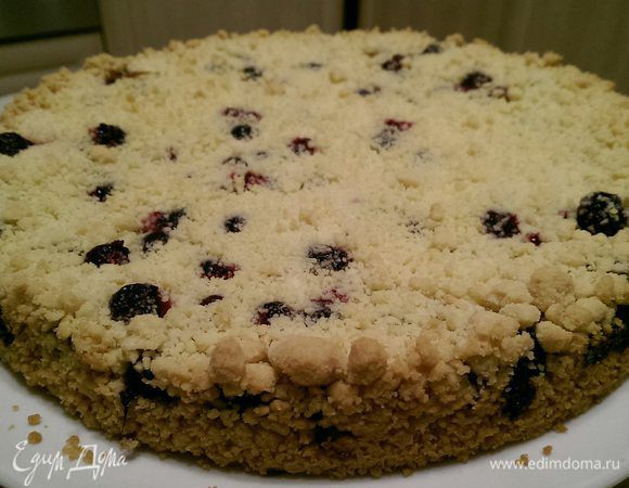 Ставим пирог в разогретую до 170 градусов духовку и выпекаем 30-40 минут.