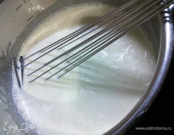 Сливки возьмите по жирности на свое усмотрение. Стручок ванили разрежьте пополам, достаньте тупой стороной ножа зернышки ванили. Замочите желатин в небольшом количестве холодной воды. Доведите сливки с сахаром и ванилью до первых пузырьков закипания. Отожмите желатин и растворите его в сливках.