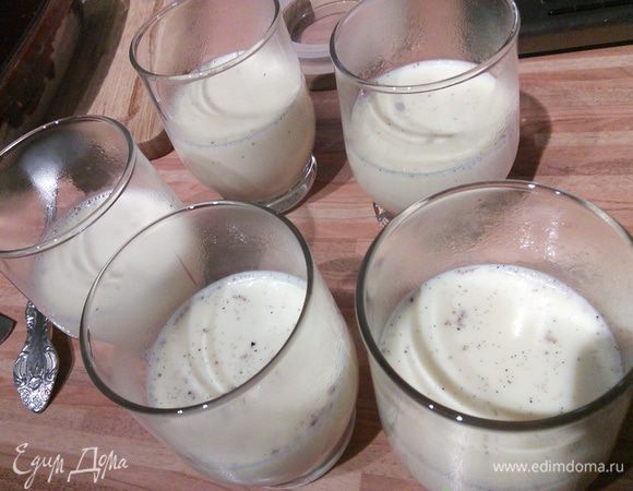 Хорошенько перемешайте и разлейте по стаканчикам. Поставьте на холод до застывания.