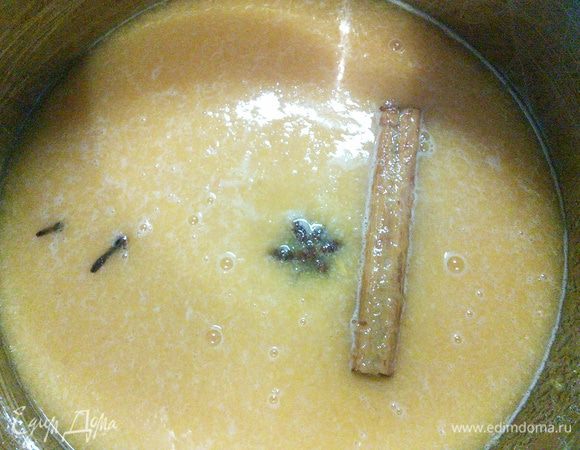 Фруктовый слой может быть разнообразными, я дам два примера: с апельсиновым и малиновым желе. Первое приготовлено с желированным сахаром, второе — на желатине. Как приготовить апельсиновое желе, можно посмотреть здесь: http://www.edimdoma.ru/retsepty/71750-orehovyy-tort-s-apelsinovym-zhele-i-vanilnym-kremom.