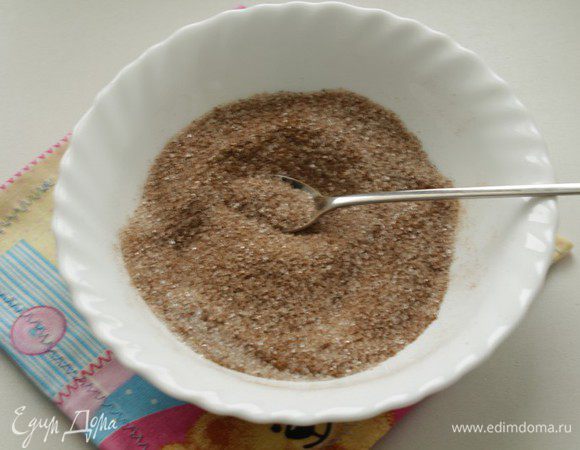 Смешать сахар с корицей и перемешать, отставить в сторонку.