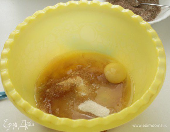 Сливочное масло растопить, немного остудить, добавить яйцо, сахар, растительное масло, ванильный сахар и взбить.