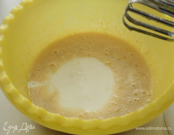 Добавить кефир и перемешать.