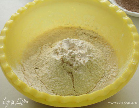 Просеять муку с разрыхлителем, добавить соль.