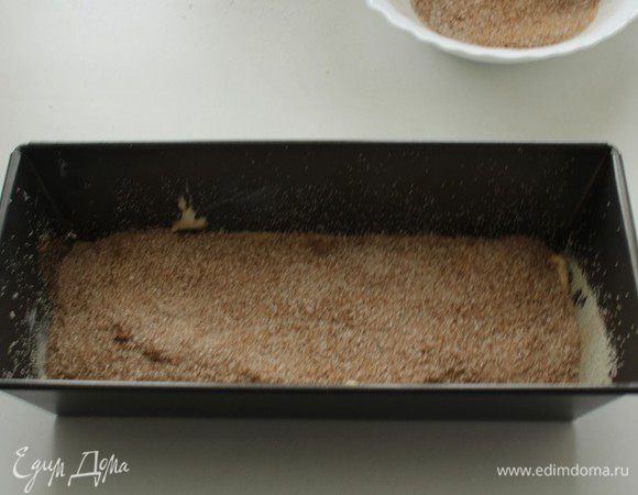 Выложить половину тесто в подготовленную форму, посыпать 3/4 от общего количества сахара с корицей, распределив равномерно по всей поверхности.
