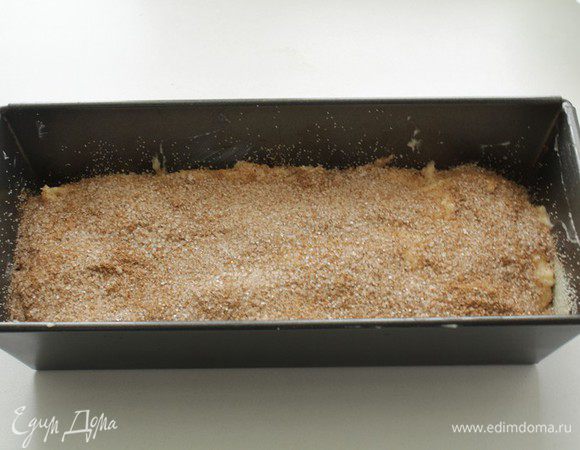 Выложить оставшееся тесто, и посыпать сахаром с корицей. 