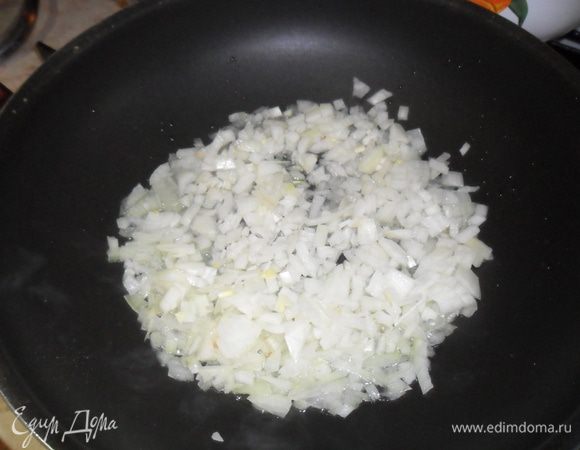 Приготовьте соус: разогрейте масло, положите лук и жарьте до мягкости 3-5 минут. Добавьте истолченный чеснок и жарьте еще 30 сек.