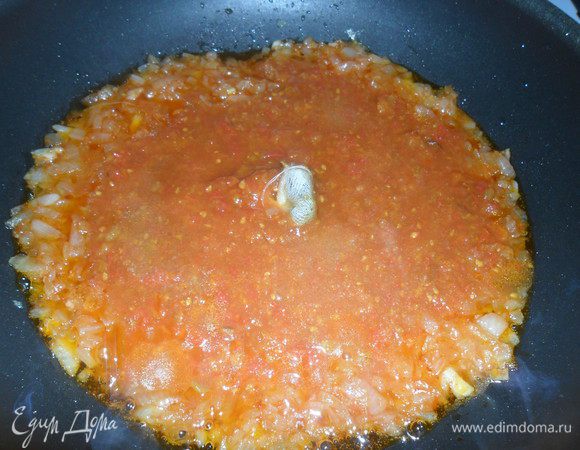 Положите перетертые томаты, томатную пасту, букет гарни, сахар и доведите до кипения. Варите 10-15 минут, пока соус не загустеет. Выньте букет гарни и разбавьте соус водой, где-то 150-200 мл. 