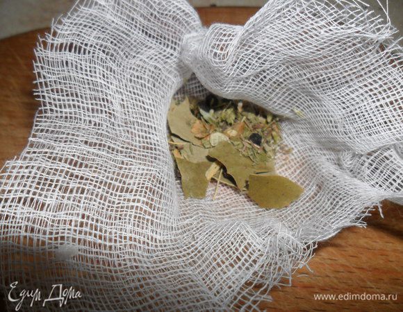 Букет гарни: возьмите лавровый лист, веточку свежей или чуть сухой петрушки и тимьяна, 5-6 горошков черного перца и все это завяжите в маленький узелок из марли.