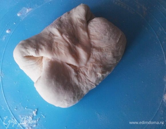 Весь процесс с тестом повторить ещё два раза — раскатываем, посыпаем, сворачиваем. После третьего раза конвертик скатать в колобок, отложить на 20 минут.