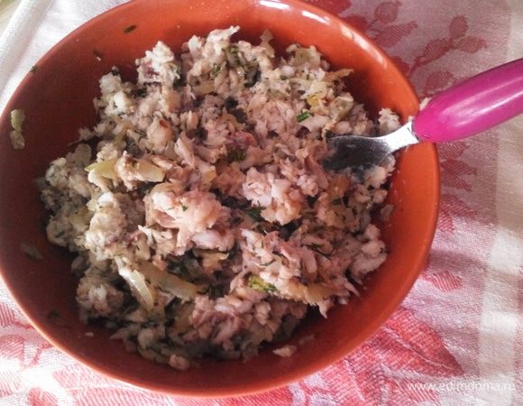 Приготовим начинку:
У меня рыба уже  отварная. Вы тоже можете её отварить, или запечь в фольге, в духовке. Лук мелко нарезать и обжарить. Добавить соль, перец, мелко нарезанный укроп. Рыбу смешать с луком.