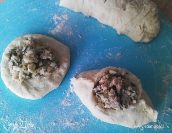 Готовим расстегаи:
Тесто раскатываем в "колбаску", делим на равные части. Каждую скатываем в колобок. Колобок раскатываем в лепешку. На середину каждой положить начинку и защипнуть края, придавая пирожку форму лодочки и оставляя середину открытой.