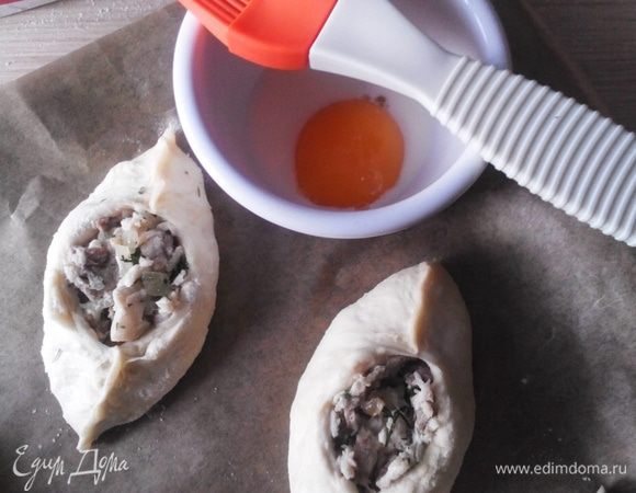 Каждый расстегай смазать желтком, смешанным с молоком.