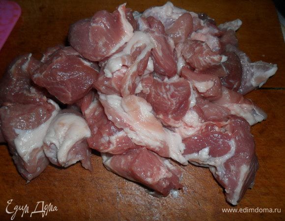 Мясо помыть и обсушить, нарезать кусочками. 