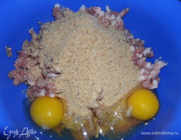 Перемолоть на фарш. Смешать фарш, панировочные сухари, 1 крупное или 2 маленьких яйца, шалфей, соль и перец. Все хорошо перемешать.