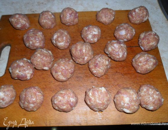 Сформируйте тефтели размером с грецкий орех.