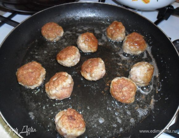 Разогрейте масло в сковороде и обжарьте в два приема, постоянно переворачивая , чтобы они хорошо подрумянились.