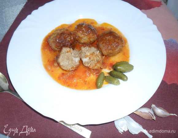 Переложите на блюдо и подавайте. Можно украсить свежим шалфеем. Свежего шалфея у меня не было, а вот огурчики собственного маринования пожалуйста. Угощайтесь. Приятного аппетита!!!