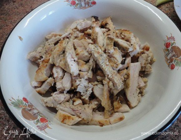 Филе слегка отбить, посолить, поперчить (можно смазать горчицей) и обжарить до золотистой корочки. Нарезать соломкой.