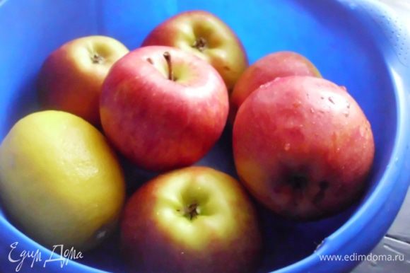 Яблоки очистить и мелко нарезать. Потереть цедру лимона и выжать из него сок.