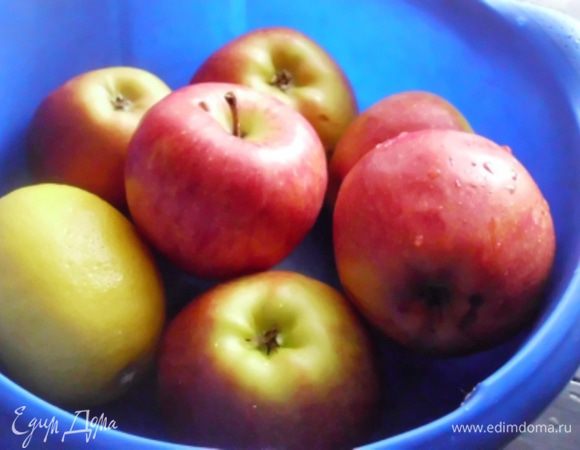 Яблоки очистить и мелко нарезать. Потереть цедру лимона и выжать из него сок.