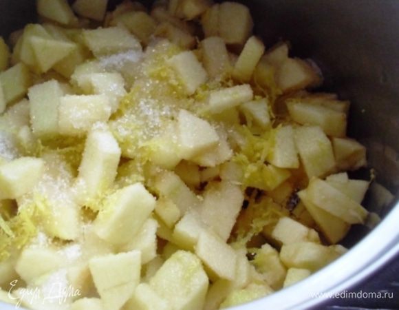 Поместить всё в кастрюлю и добавить сахар. Довести до кипения и тушить, помешивая, на маленьком огне 10 минут. 