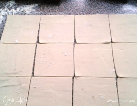 Духовку разогреть до 200С. Тесто раскатать а разрезать на квадраты.