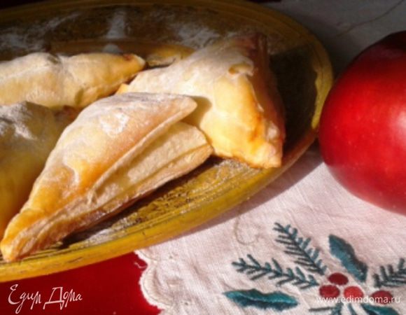 Выпекать 20 минут. Шоссоны должны подняться и подрумяниться. Остывшие слойки присыпать сахарной пудрой.