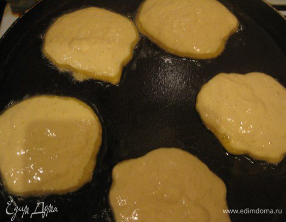 Сформировать оладьи и жарить на сковороде с двух сторон.