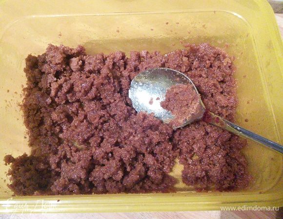 Печенье (любое любимое) раскрошите, масло растопите, орехи порубите и всё перемешайте. 