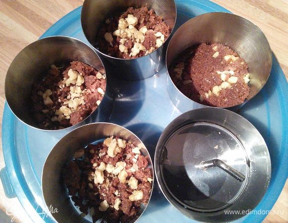 Утрамбуйте в формочки и поставьте на 20 мин на холод. 