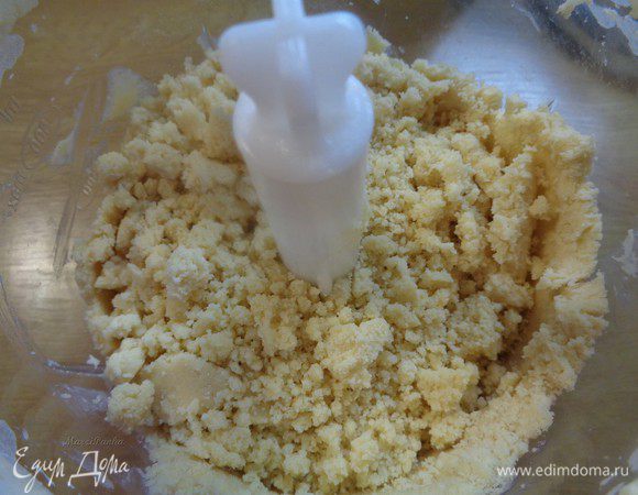 Порезать масло на кубики, выложить в блендер, добавить муку, и сделать несколько оборотов пока масса не примет крошкообразную форму.
*Если масло соленое, то соль дополнительно не добавляем.