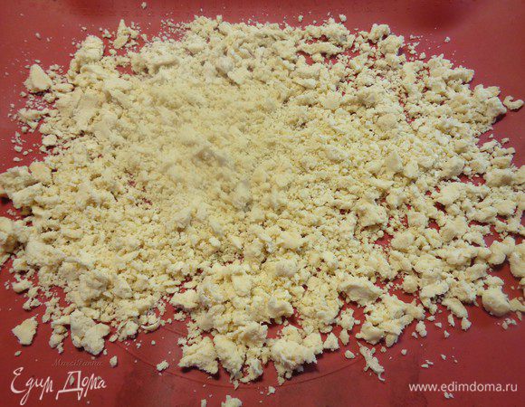 Выстелить противень бумагой для выпечки, выложить крамбль и запечь в предварительно нагретой до 200° С духовке в течение 10-15 минут до светло- золотистого цвета.
**Фото еще не запеченного крамбля.